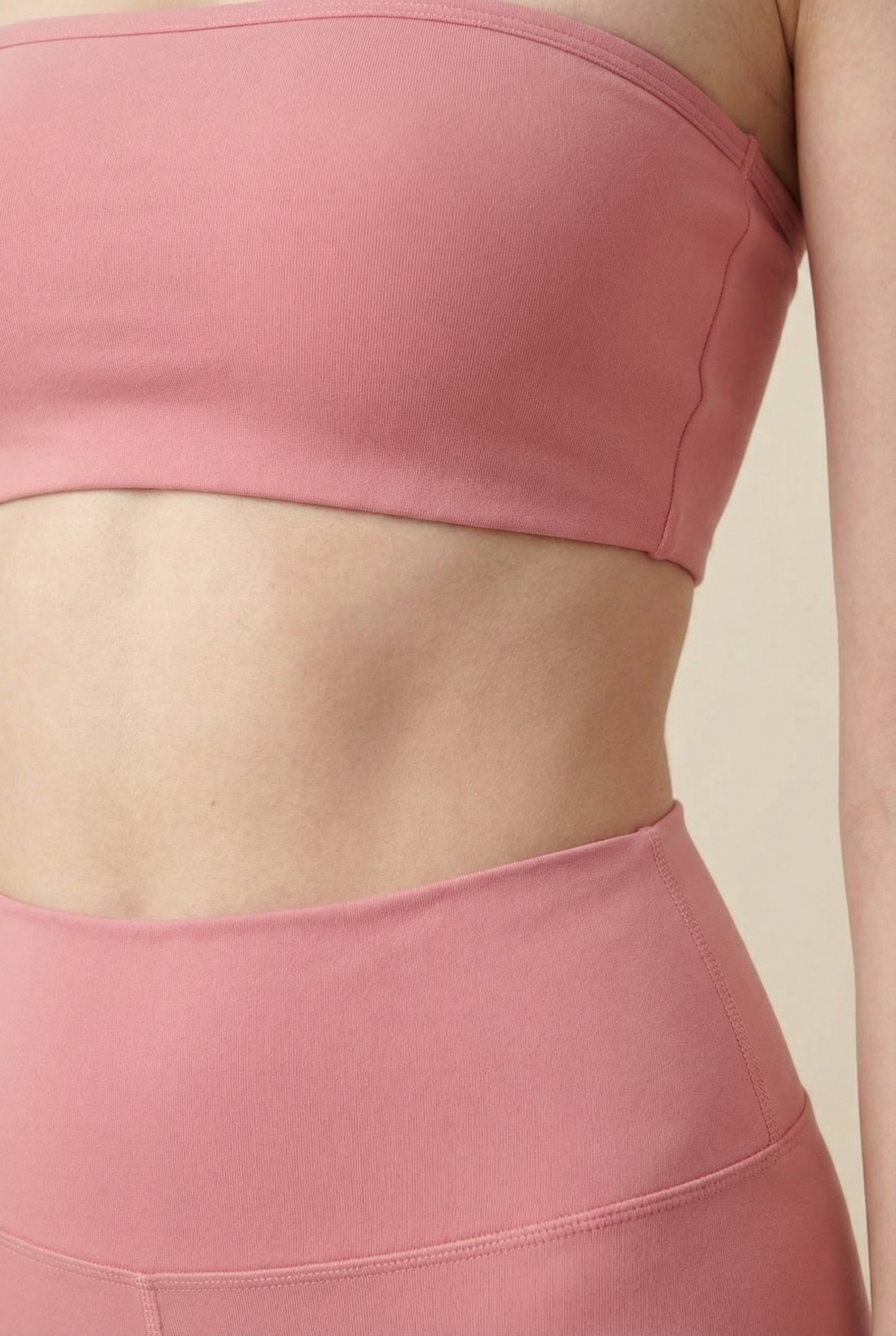 Conjunto a juego de top corto tipo bandeau y pantalón corto Sleek Sculpt Active