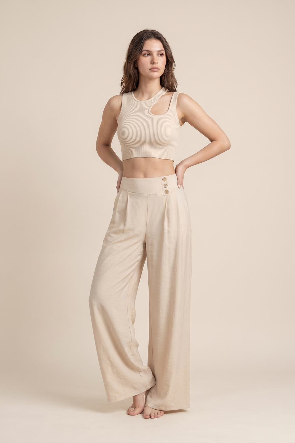 Pantalón de pierna ancha con botón drapeado suave