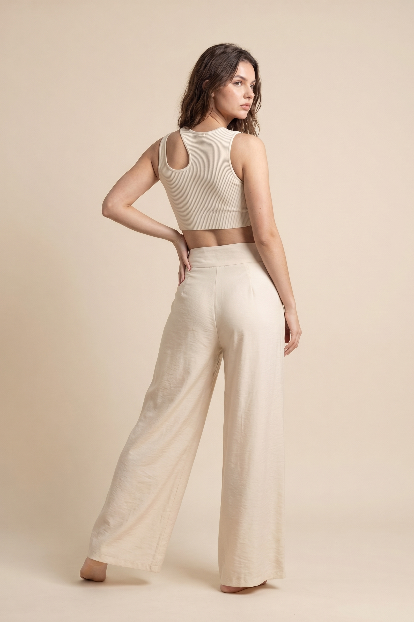 Pantalón de pierna ancha con botón drapeado suave