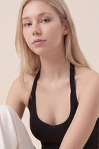 Camiseta larga halter acanalada con contorno