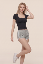 Short ligero de running con ribetes en contraste