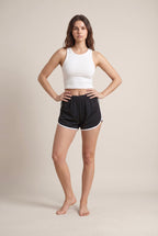 Short ligero de running con ribetes en contraste