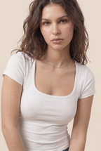 Camiseta Sleek Sculpt con cuello cuadrado