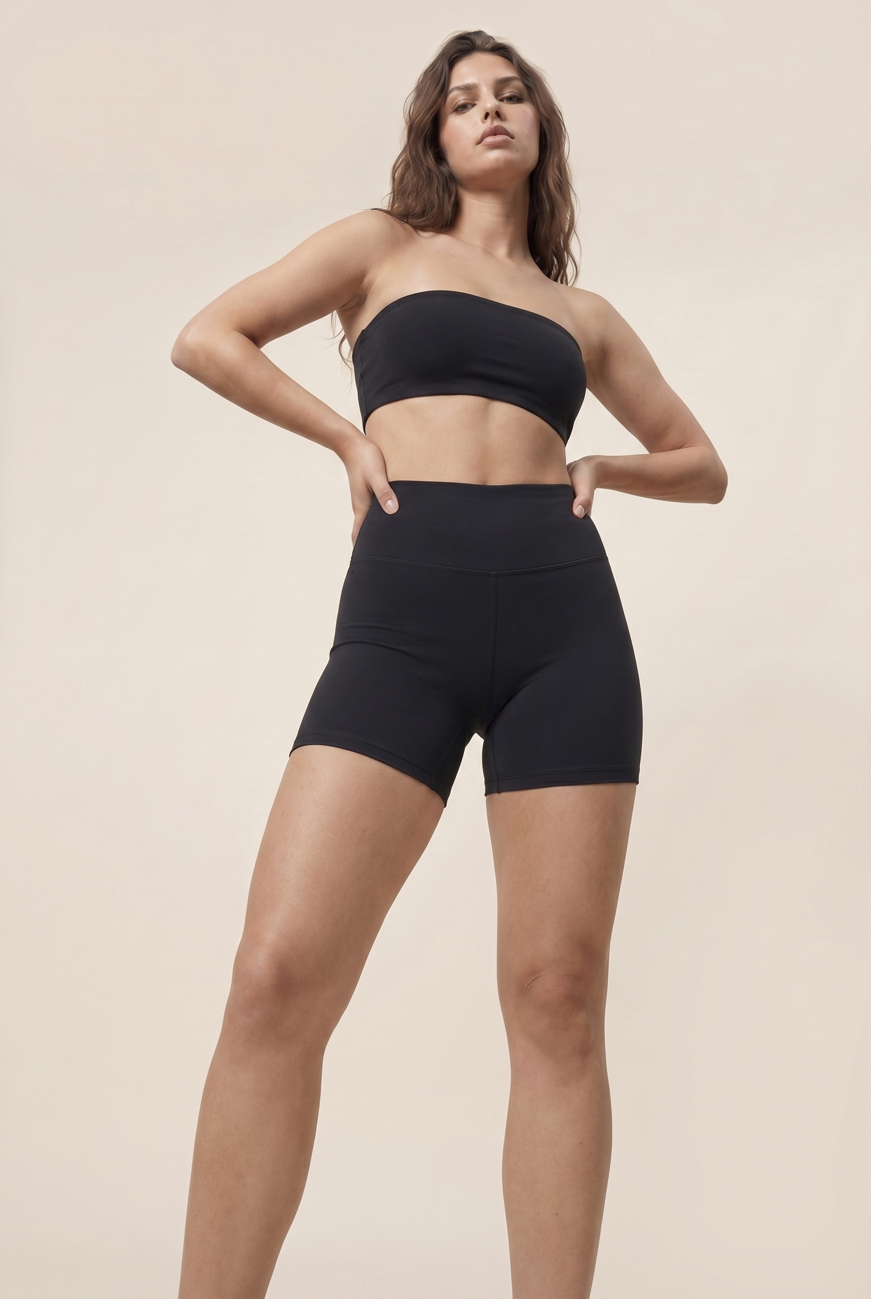 Conjunto a juego de top corto tipo bandeau y pantalón corto Sleek Sculpt Active