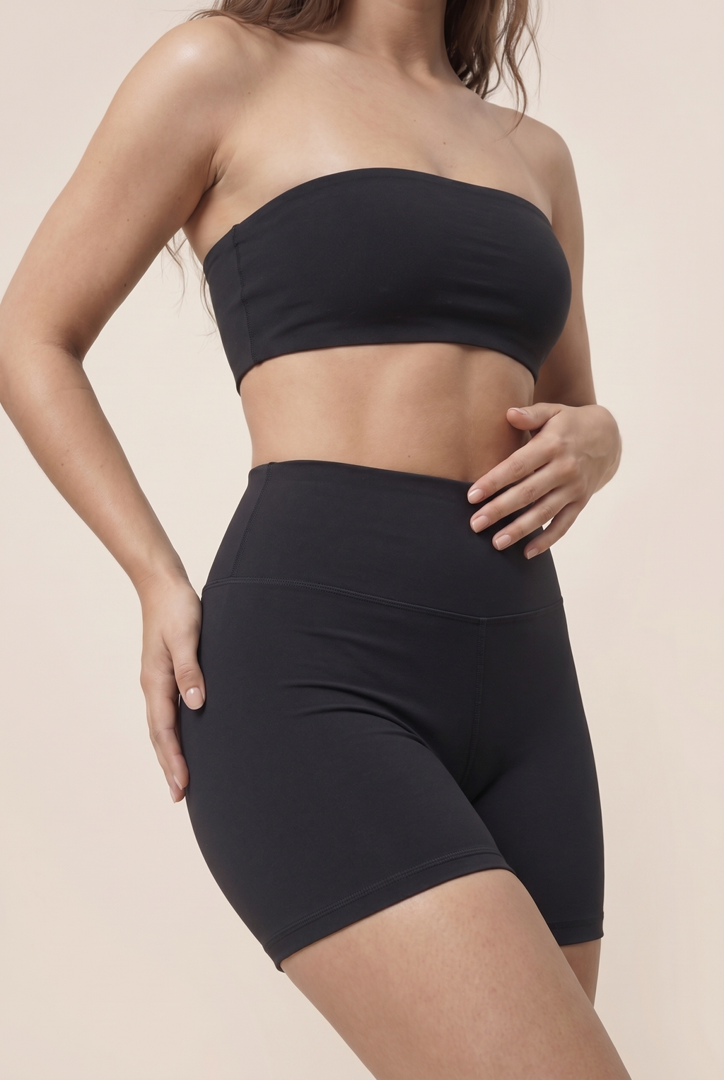 Conjunto a juego de top corto tipo bandeau y pantalón corto Sleek Sculpt Active