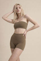 Conjunto a juego de top corto tipo bandeau y pantalón corto Sleek Sculpt Active