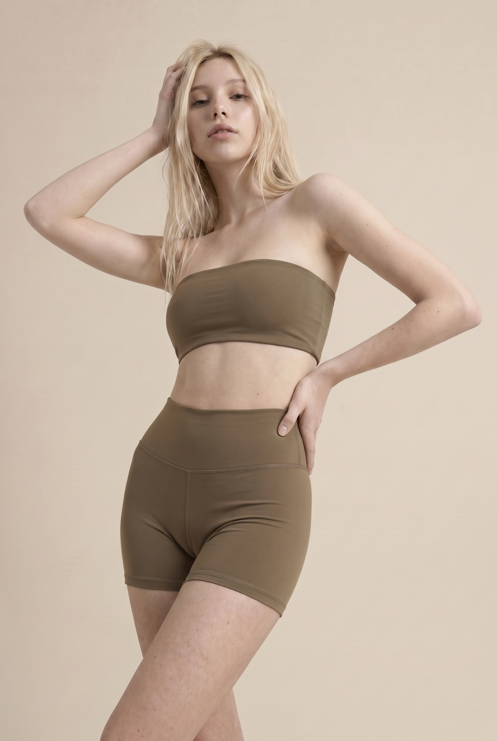 Conjunto a juego de top corto tipo bandeau y pantalón corto Sleek Sculpt Active