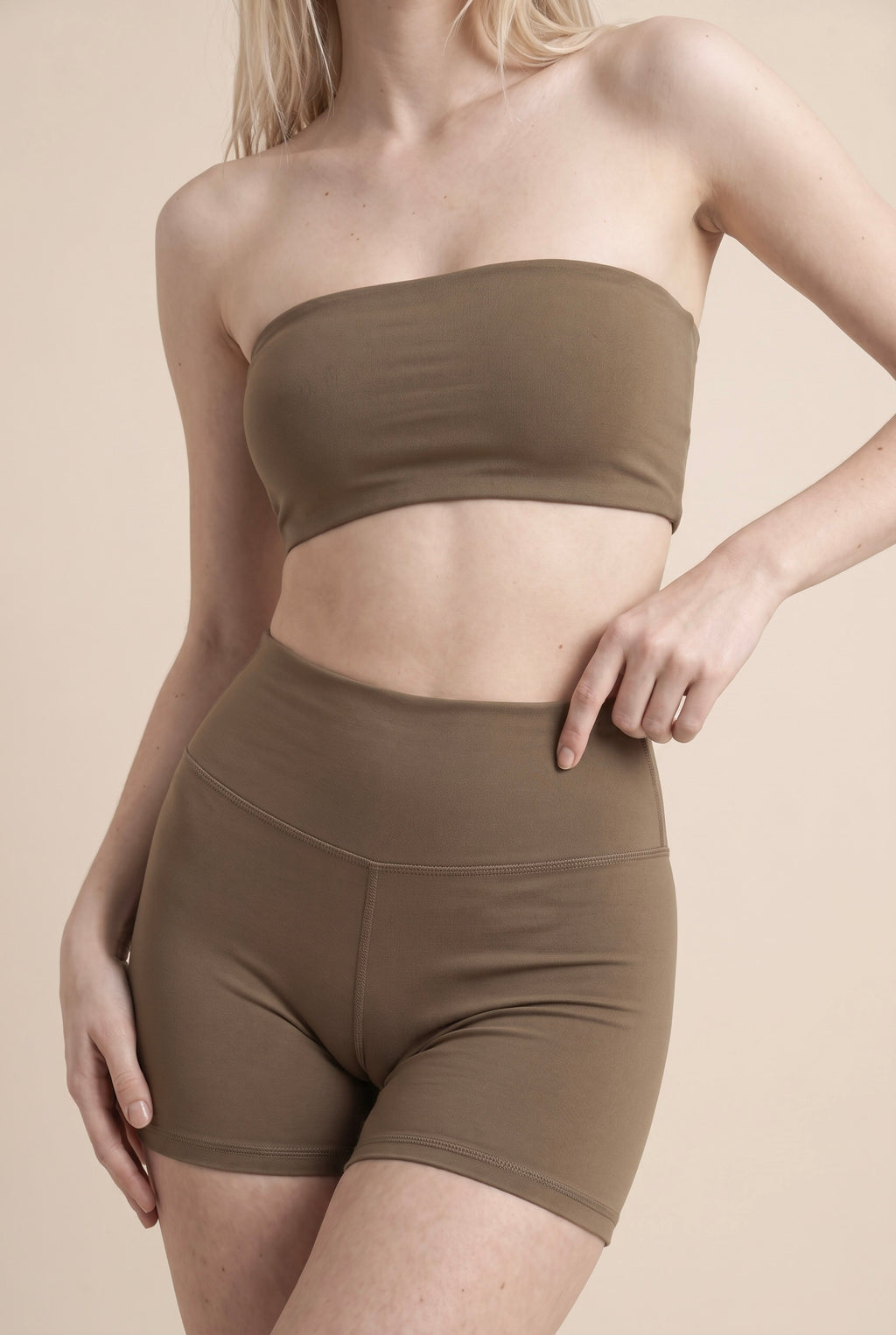Conjunto a juego de top corto tipo bandeau y pantalón corto Sleek Sculpt Active