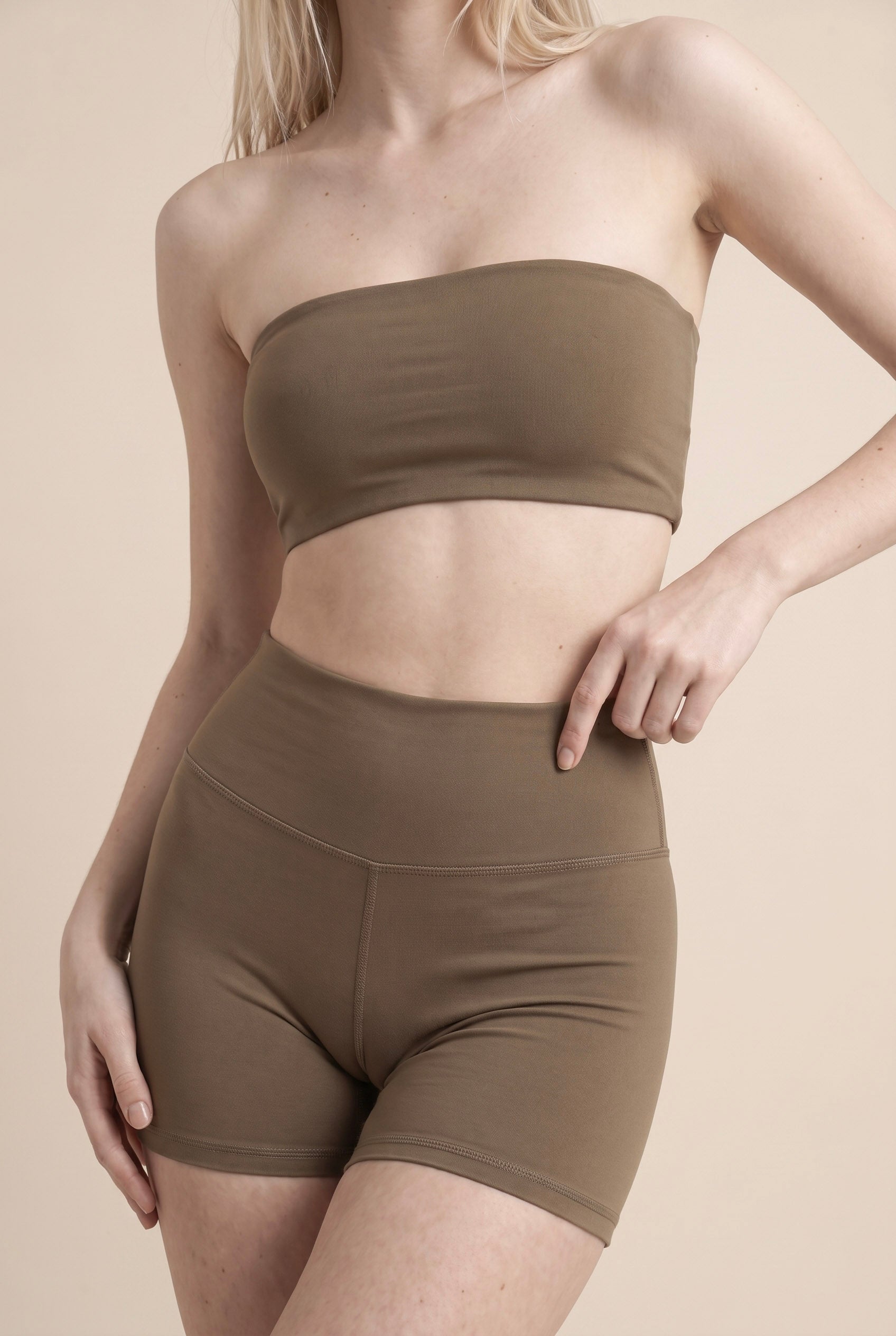 Conjunto a juego de top corto tipo bandeau y pantalón corto Sleek Sculpt Active