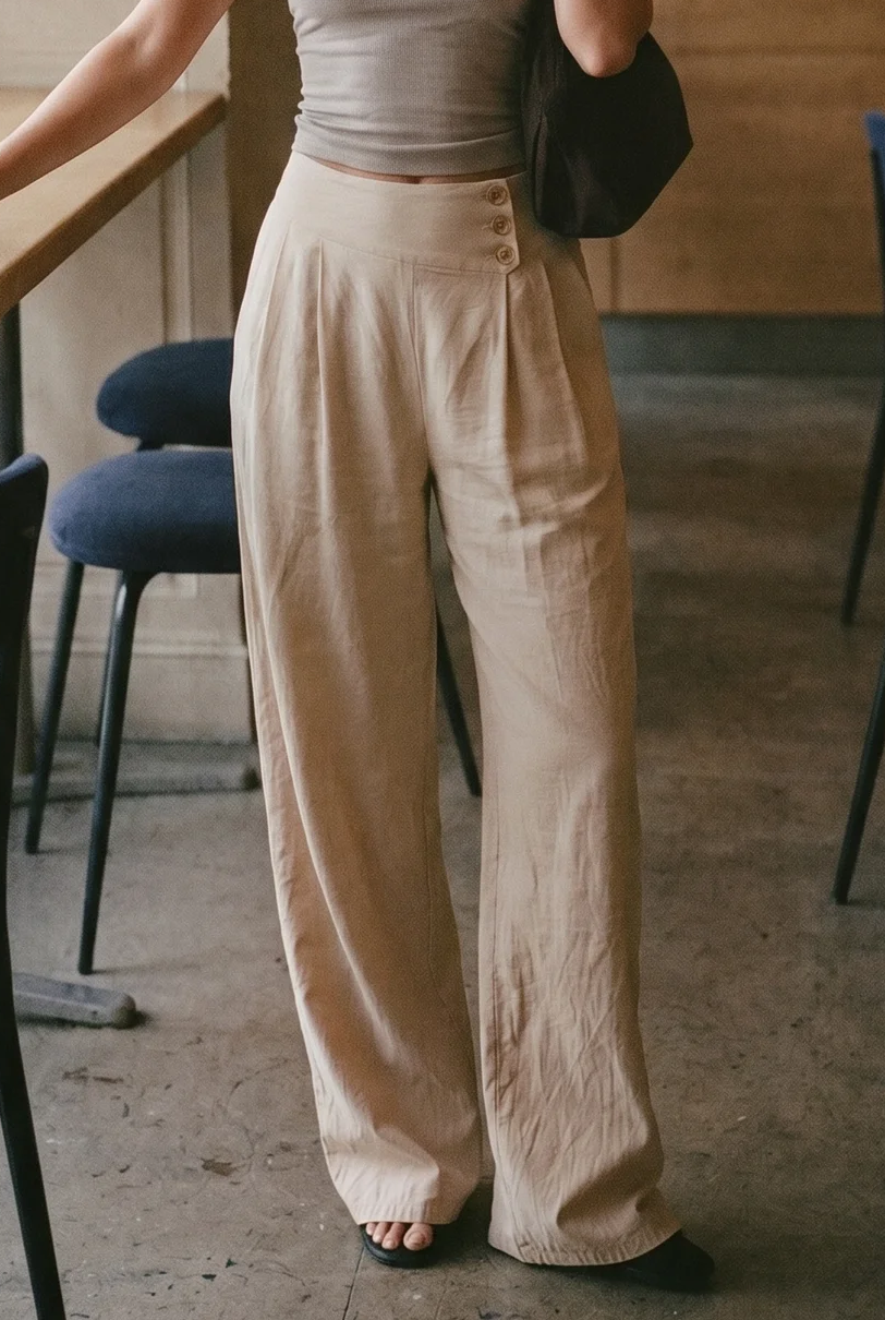 Pantalón de pierna ancha con botón drapeado suave